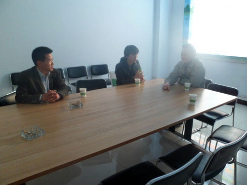 正在(zài)和林州客戶溝(gōu)通飼料顆粒機價格