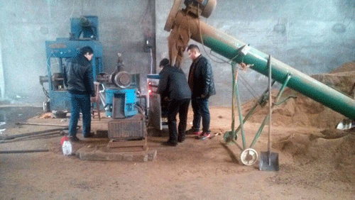 客戶購買的420型木屑(xiè)顆粒機正在加工飼(sì)料顆粒